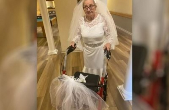 77-летняя пенсионерка женилась сама на себе, чтобы надеть свадебное платье мечты